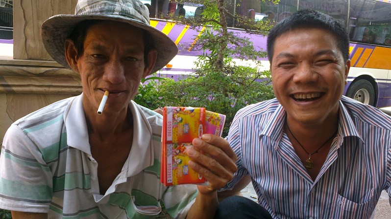 Người Việt xuất ngoại qua Campuchia… bán vé số