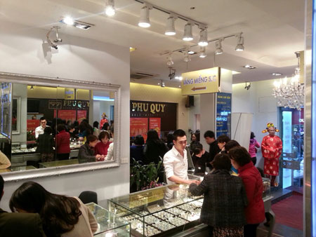 Không khí mua sắm đã người dân được “hâm nóng” tại các cửa hàng vàng.