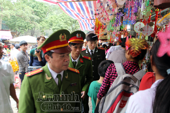 Thu giữ hàng trăm khẩu súng đồ chơi nguy hiểm tại khu vực chùa Hương
