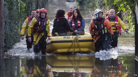 Nước lụt đe dọa nhiều ngôi làng phía Tây Nam nước Anh