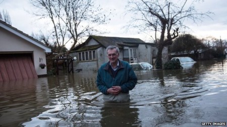 Người dân hạt Surrey bì bõm trong nước lụt
