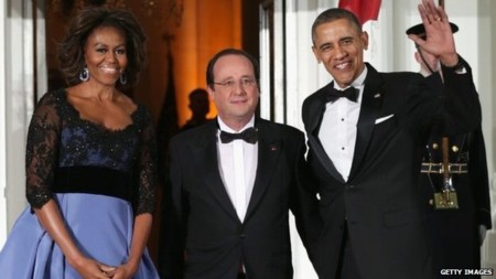 Tổng thống Pháp Hollande chụp ảnh cùng vợ chồng Tổng thống Mỹ Obama