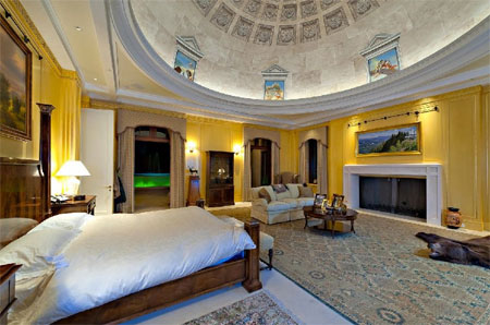 Phòng ngủ chính mang phong cách đế vương.