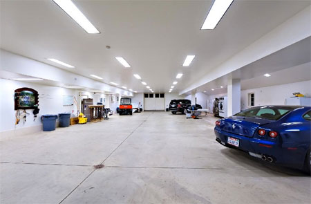 Garage rộng lớn.