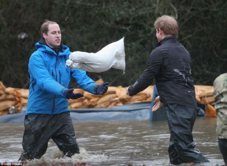 Hai hoàng tử Anh William và Harry tham gia chống lụt