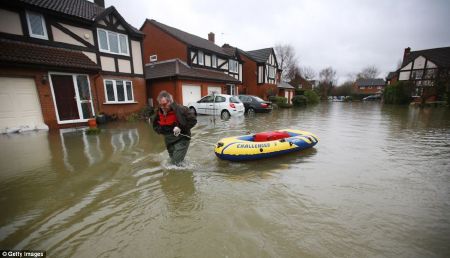 Người dân khu vực Staines-upon-Thames bì bõm trong nước lụt