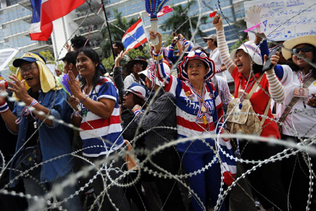 Đám đông biểu tình tụ tập bên ngoài căn cứ quân đội ở phía bắc Bangkok ngày 19/2.