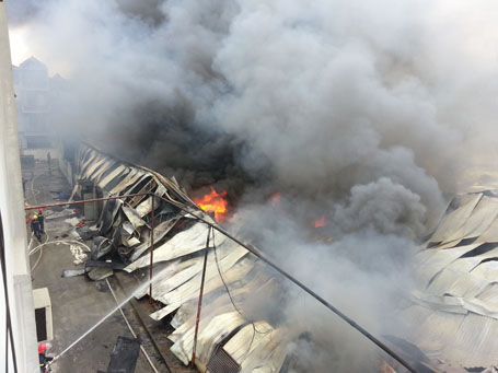 Cháy cực lớn tại công ty len Hà Đông, Hà Nội