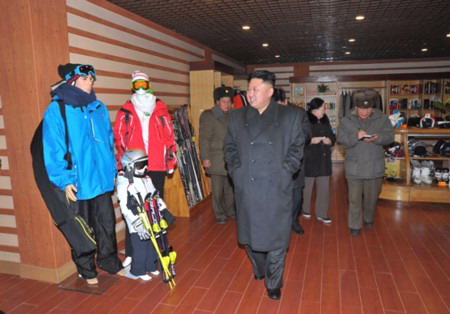 Ông Kim Jong-un tới thăm khu trượt tuyết xa xỉ của nước này.