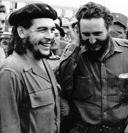 Fidel Castro (phải) và nhà cách mạng Mác-xít nổi tiếng người Argentina - Che Guevara (trái).