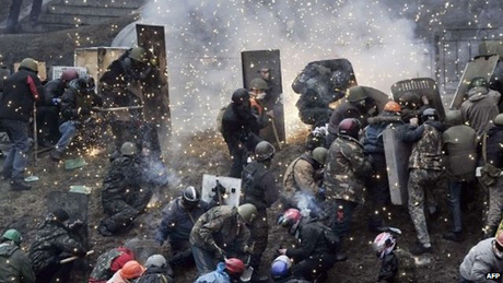 Các cuộc xô xát giữa người biểu tình và lực lượng an ninh vẫn tiếp diễn.