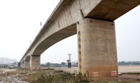 Vết nứt kéo dài trên trụ H22 cầu Vĩnh Tuy