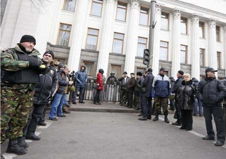 Ukraine: Dinh Tổng thống bỏ không, chủ tịch quốc hội từ chức