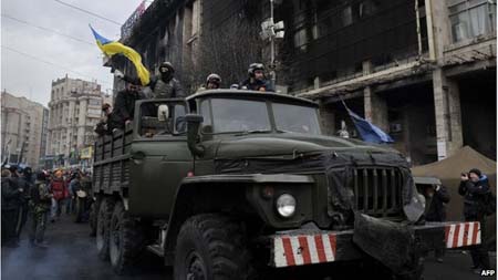 Người biểu tình diễu hành xung quanh quảng trường Độc Lập bằng xe quân đội