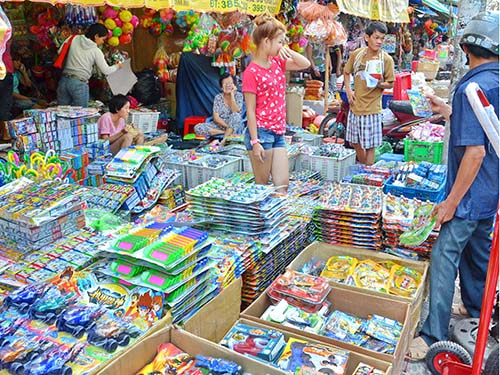 Đồ chơi trẻ em do Trung Quốc sản xuất được bày bán rất nhiều ở chợ Bình Tây, TP HCM Ảnh: Tấn Thạnh
