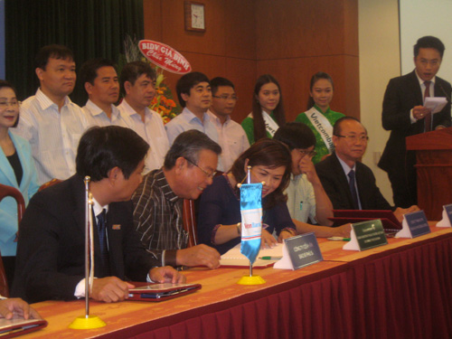 Các DN và đại diện Vietcombank ký hợp đồng vay vốn ngay tại hội nghị sơ kết chương trình kết nối NH – DN năm 2013