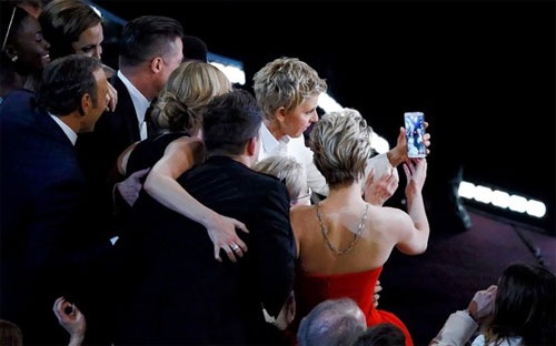 Các nghệ sỹ đang chụp ảnh bằng điện thoại của Samsung ở lễ trao giải Oscar - Ảnh: Reuters.