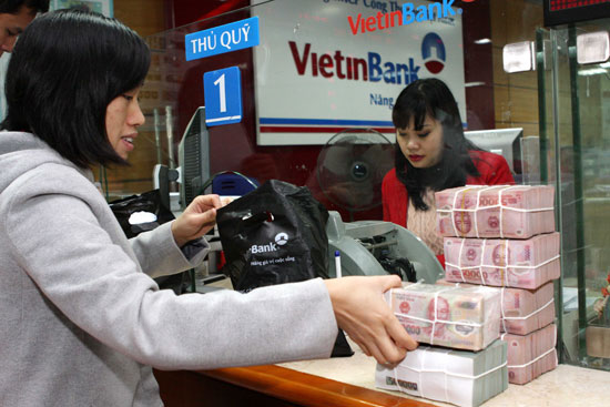 Khách hàng giao dịch tại một chi nhánh của ViettinBank.     Ảnh: Trần Việt