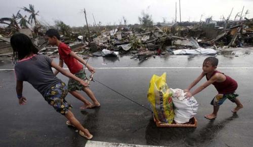 Hình ảnh người dân Philippines kéo đến cướp kho lương thực của nhà nước để cướp gạo sau trận bão Haiyan