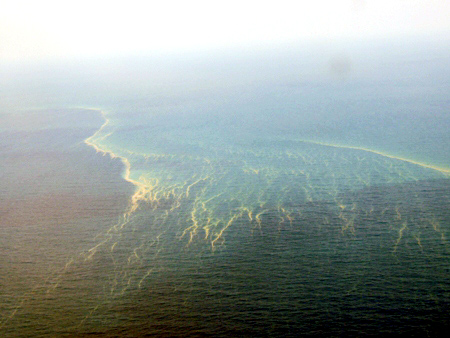 Hình ảnh khu vực biển có vệt nghi vết dầu loang chụp từ trực thăng 02, 04 (Huỳnh Hải).