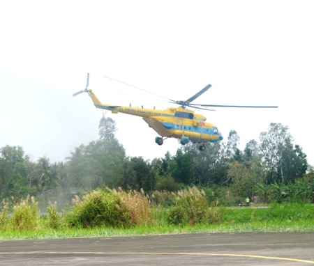 Trực thăng không quân cất cánh tại sân bay Cà Mau. (Ảnh: Huỳnh Hải)