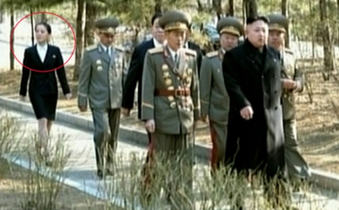 Cô Kim Yo-jong đi sau anh trai Kim Jong-un và các quan chức Triều Tiên ngày 9/3.
