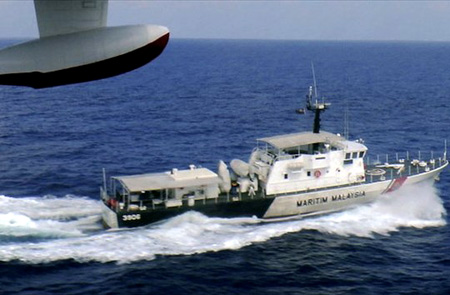 Tàu tuần tra của Hải quân Malaysia truy tìm dấu vết chiếc máy bay mất tích. (Ảnh: AP)
