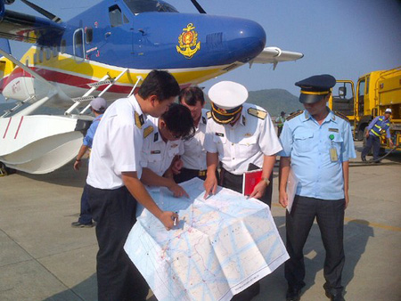Thứ trưởng Phạm Quý Tiêu đang thị sát vùng nghi vấn máy bay mất tích