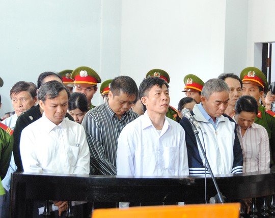 Vũ Việt Hùng (hàng trên, thứ 2 từ trái sang) bị đề nghị mức án tử hình