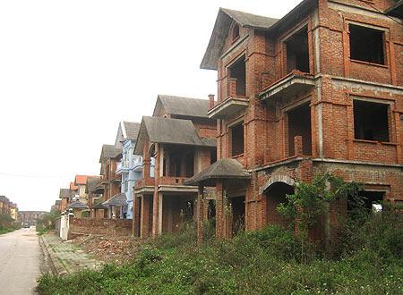 Cận cảnh những dãy biệt thự bỏ hoang tại Hà Nội