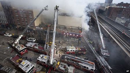 Hàng loạt xe cứu hỏa tham gia dập tắt đám cháy tại hiện trường sau vụ nổ và sập nhà.