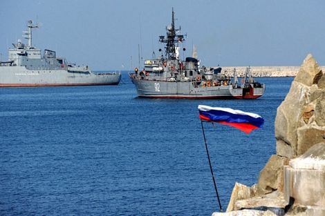 Một là cờ Nga tung bay gần các tàu hải quân Nga.