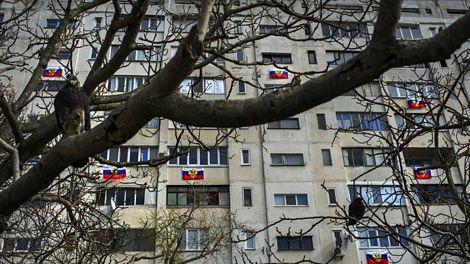 Cờ Nga được treo bên ngoài tòa nhà quốc hội Crimea tại thành phố Simferopol ngày 15/3.