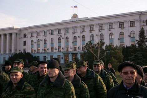 Các binh sĩ thân Nga bảo vệ an ninh trước tòa nhà chính quyền tại thành phố Simferopol, Crimea.
