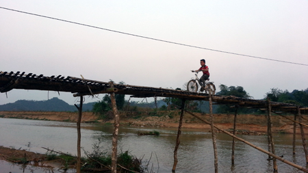 Học sinh Làng Dũa luôn đánh cược tính mạng mình mỗi khi qua cầu để đến trường.