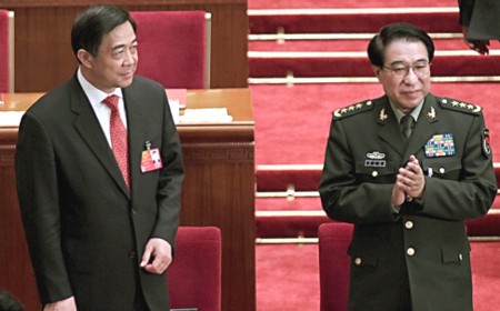 Xu Caihou (phải) đứng cạnh Bạc Hy Lai trong một cuộc họp năm 2012