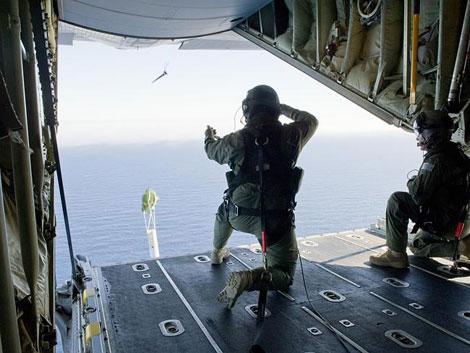 Các binh sĩ trên một trực thăng C-130J Hercules của Úc tham gia tìm kiếm máy bay Malaysia.