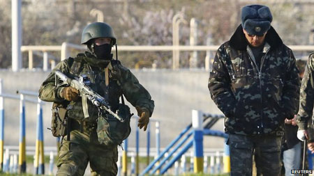 Lính Nga đột kích căn cứ quân sự Ukraine tại Crimea