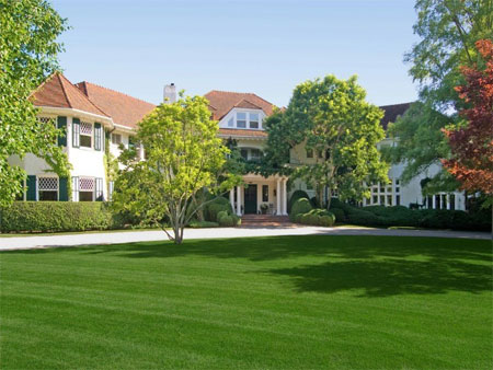 Biệt thự này nằm ở Southampton Village thuộc khu Hamptons, bang New York.