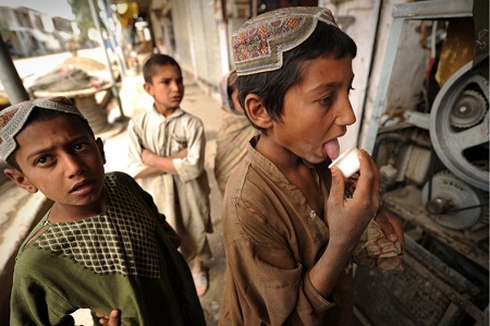Những cậu bé Afghanistan ăn sữa chua. (Ảnh: Peter Parks)