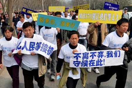 Người Trung Quốc biểu tình dữ dội tại đại sứ quán Malaysia ở Bắc Kinh