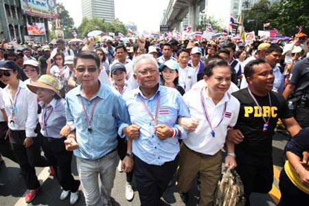 Lãnh đạo phe biểu tình Suthep Thaugsuban (thứ hai từ trái sang) dẫn đầu đoàn biểu tình