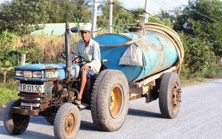 Xe công nông chở nước bán cho hộ dân cùng ven biển