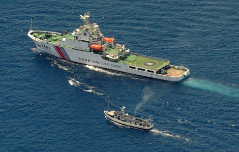 Tàu tuần duyên Trung Quốc và tàu tiếp tế Philippines gần Bãi Cỏ Mây hôm 29/3.