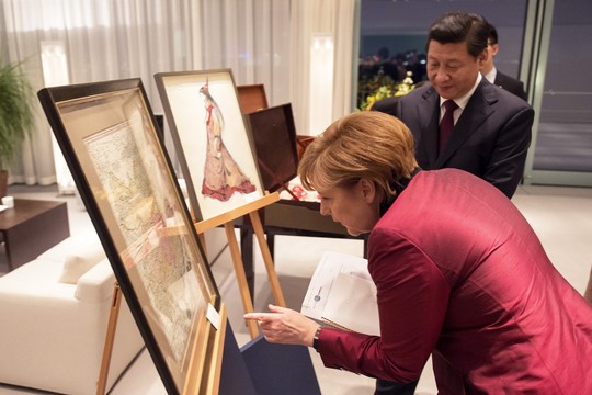 Thủ tướng Đức tặng tấm bản đồ cổ vẽ lãnh thổ Trung Quốc cho Chủ tịch Tập Cận Bình. Ảnh: Time.