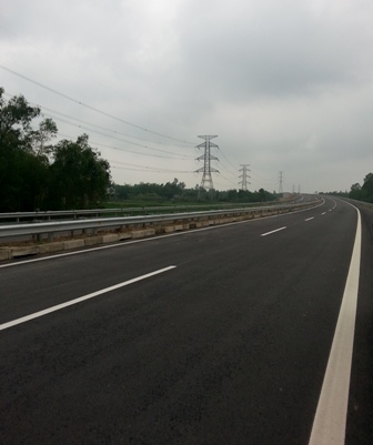 Đi trên cao tốc mới, từ Hà Nội tới Đền Hùng chỉ hết 30 phút