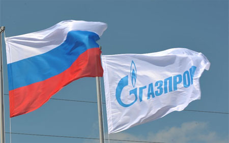 Cờ của tập đoàn khí đốt Gazprom bên quốc kỳ Nga.
