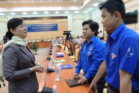 Bà Nguyễn Thị Quyết Tâm, Chủ tịch HĐND TPHCM trò chuyện với các cử tri trẻ. 