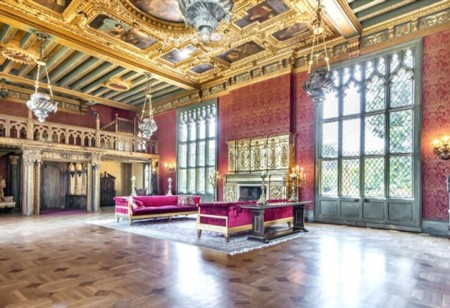 Phòng khiêu vũ trông như trong một cung điện cổ châu Âu