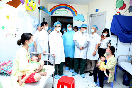 Phó Thủ tướng Vũ Đức Đam thăm các bệnh nhi điều trị sởi tại BV Nhi T.Ư. Ảnh: Ngọc Thắng.